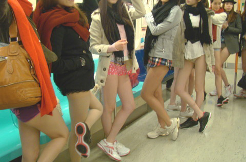 台湾省20名<em>少女模特</em>亮相地铁 为品牌无裤日
