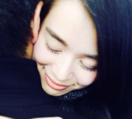 胡杏儿晒拥抱照疑公开恋情 二人同行游韩国被