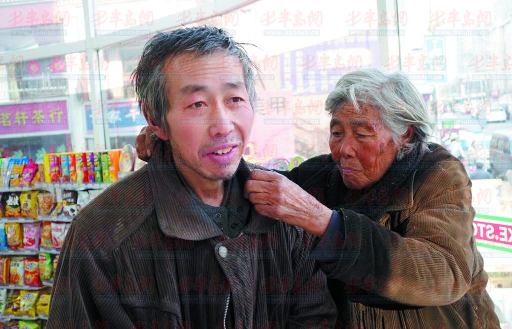 娘儿俩深夜闯24小时便利店借宿 称市区有房