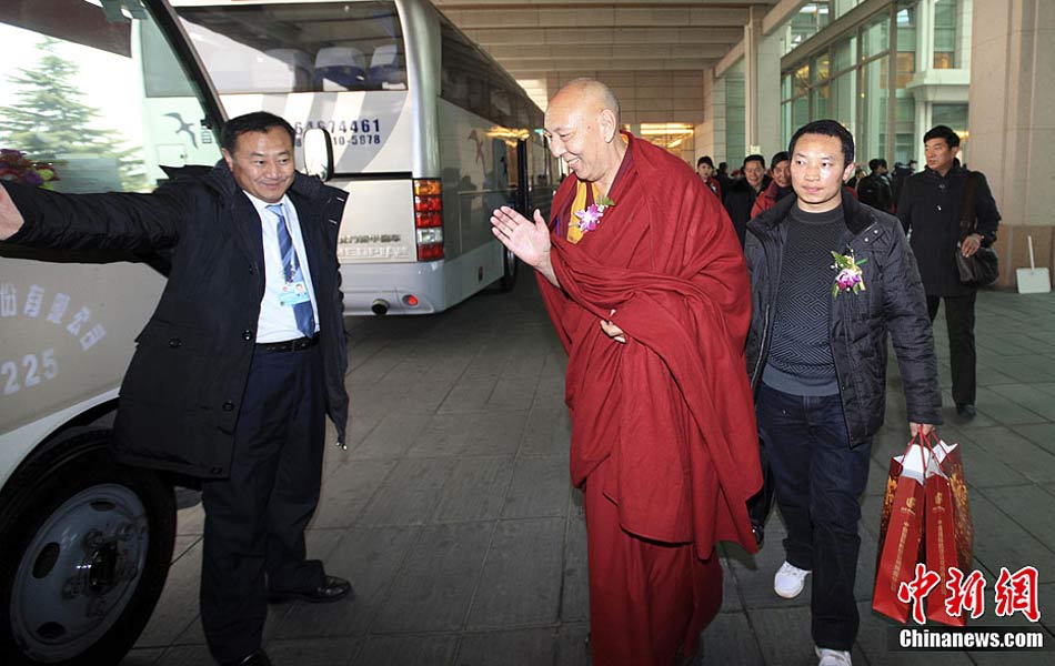 首批京外全国政协委员抵京