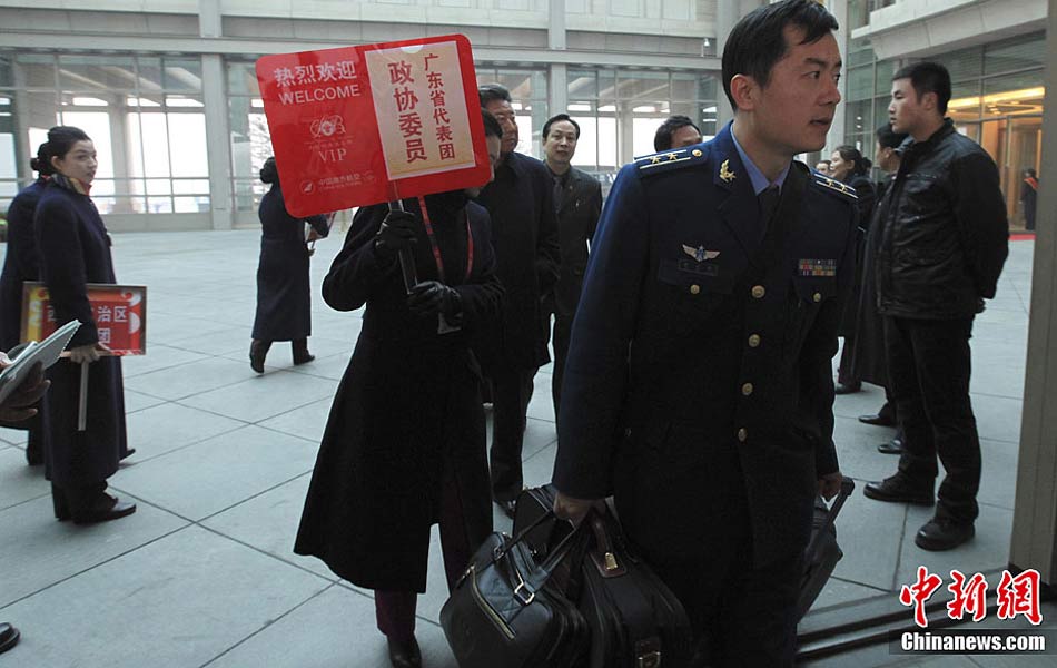 首批京外全国政协委员抵京_资讯频道_凤凰网