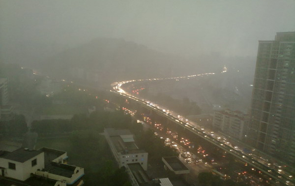 广州遭遇暴雨天气天瞬间变暗