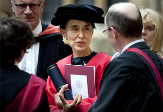 昂山素季获牛津大学荣誉博士学位