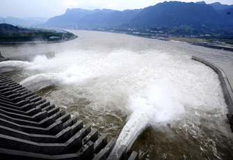 三峡大坝今年首次开闸泄洪