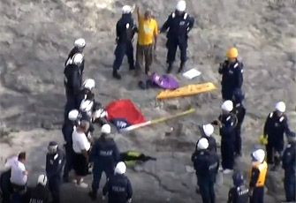 日本海警拘捕我保钓人士 国旗被扔地上