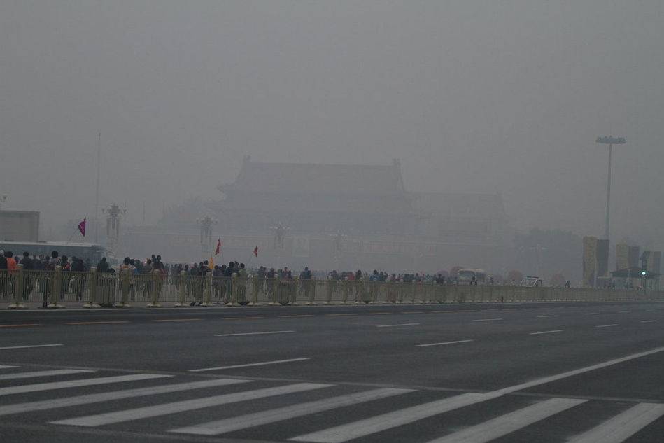 10月06日,北京遭遇持续雾霾天气,天安门广场能见度低,空气污浊,从东侧