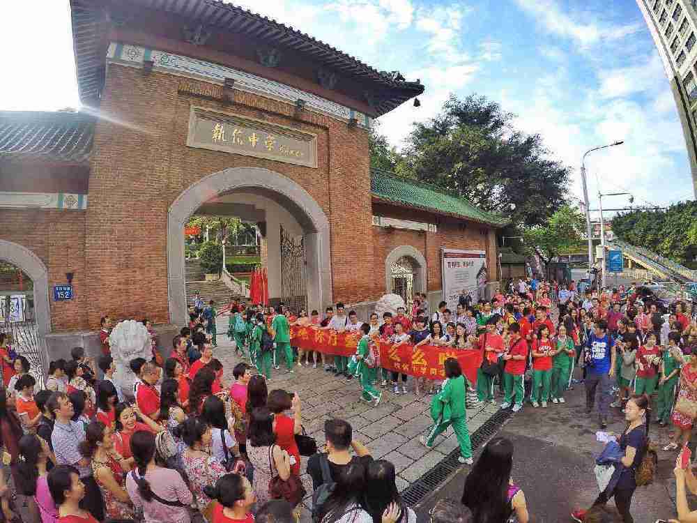 直击广州高考:教师们穿着旗袍为学生们打气一