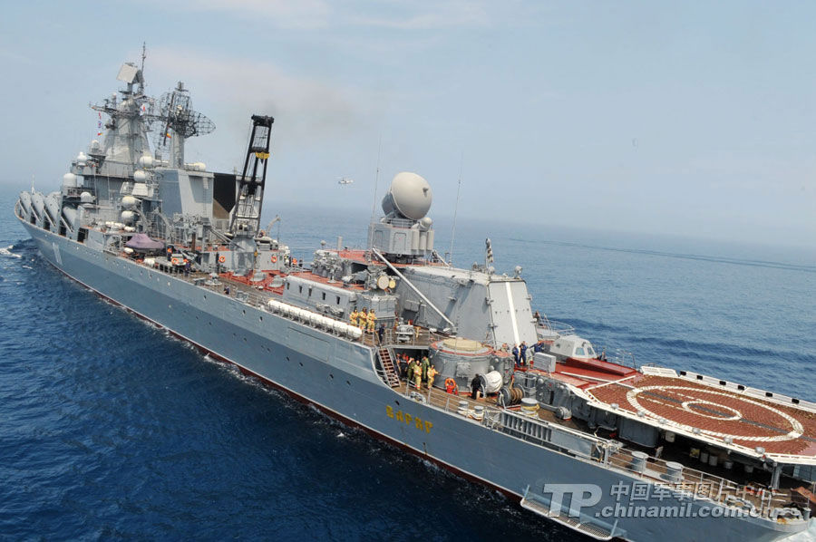 7月9日，中俄“海上联合—2013”军事演习在预定海区展开，双方舰艇进行联合护航演练。