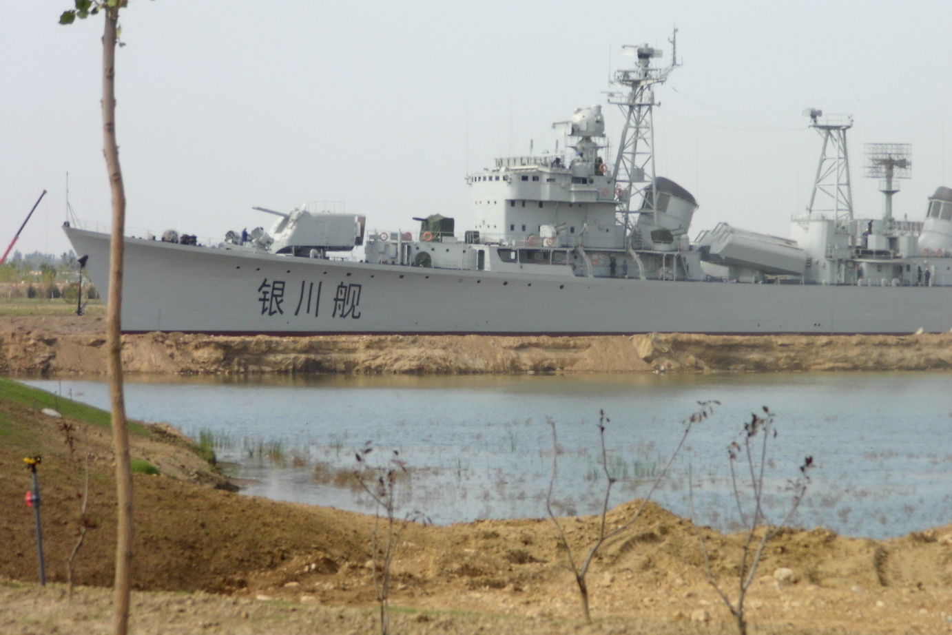 海军退役银川舰落户银川 已从从陆地重回水中