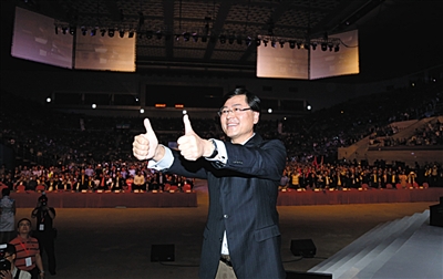 联想彻底转型 杨元庆秀自拍表决心_辽宁频道