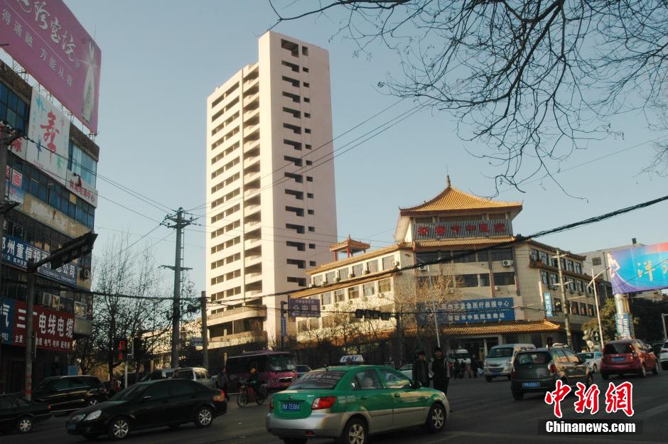 河南:新密市中医院高楼烂尾十八年 原欲成标志