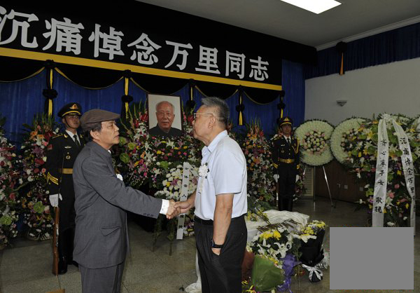 各界人士沉痛悼念万里 习仲勋夫人齐心率子女