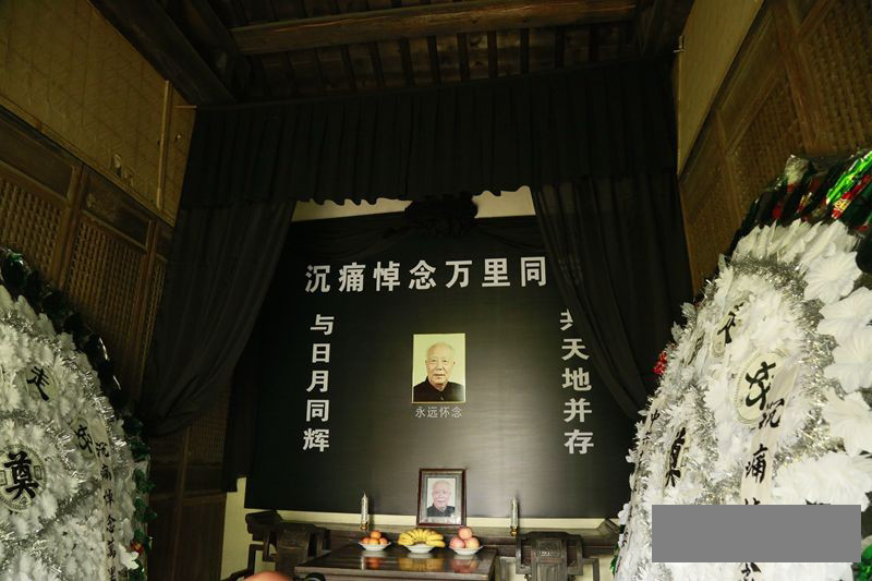 各界人士沉痛悼念万里 习仲勋夫人齐心率子女献花圈