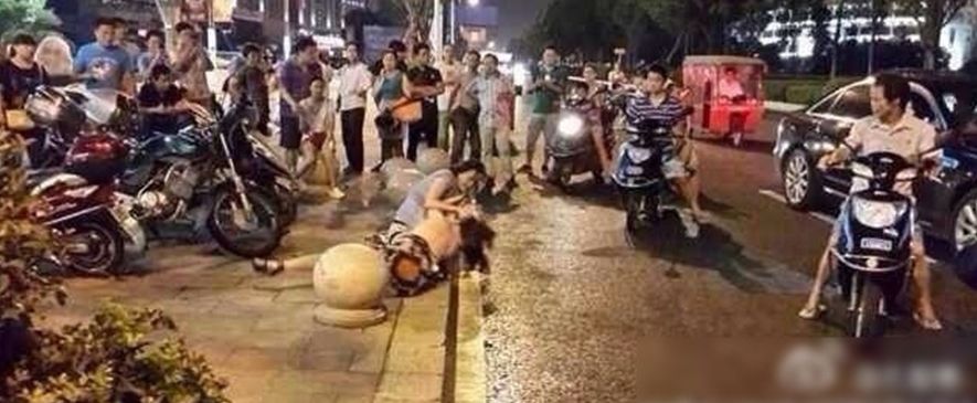 无锡闹市街头原配狂殴小三