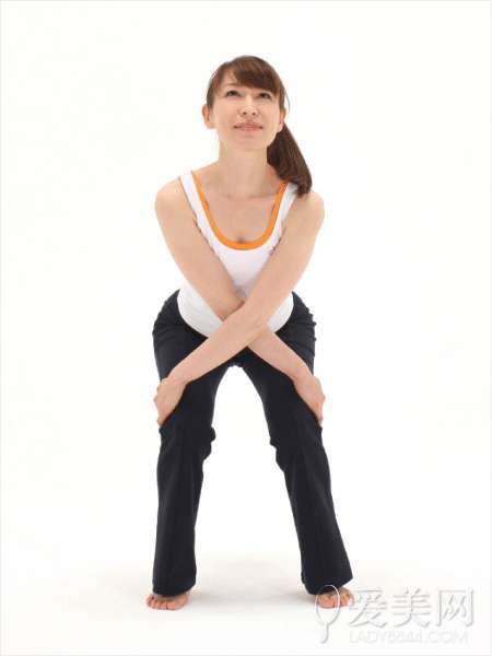 活动肩胛骨拉伸后背 矫正身姿避免囤脂肪
