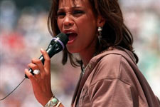 惠特尼-休斯顿1991年在超级碗上激情演唱美国国歌