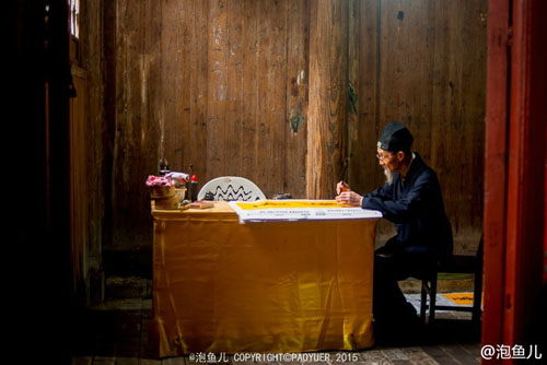 道教祖庭龙虎山看天师神符是怎么画出来的