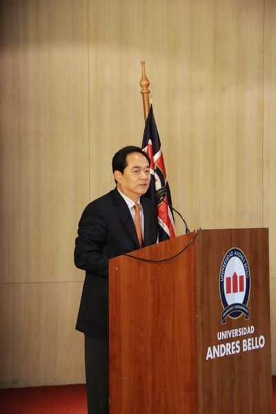 中国现任驻智利大使杨万明先生欢迎柳总一行的到访，并介绍了白皮书签订以来中智双方在经贸文化等多个领域的