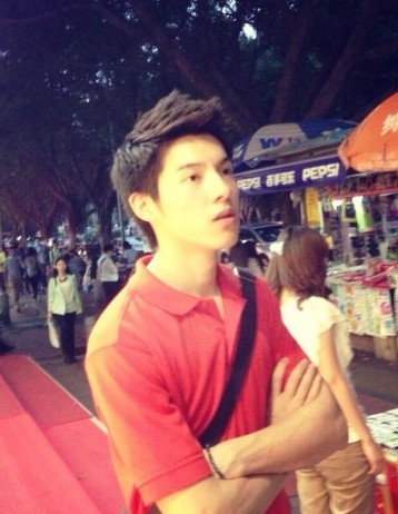 最帅地摊哥走红 酷似泰星马里奥(图)