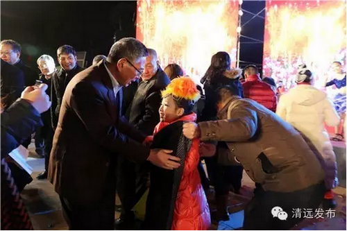 清远春晚猴趣味:萌童歌王同台炫技 书记市长