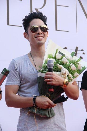 吴建豪微博在沪亮相