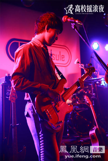 近日，由高校摇滚夜主办，时光胶囊乐队第一张专辑《记忆给他的礼物》首发演出在北京举行。