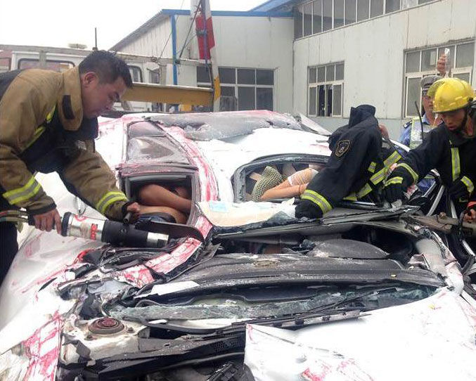 惨烈车祸集装箱压扁轿车 女司机奇迹生还