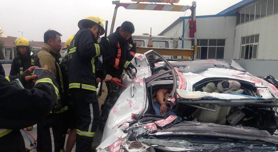 惨烈车祸集装箱压扁轿车 女司机奇迹生还