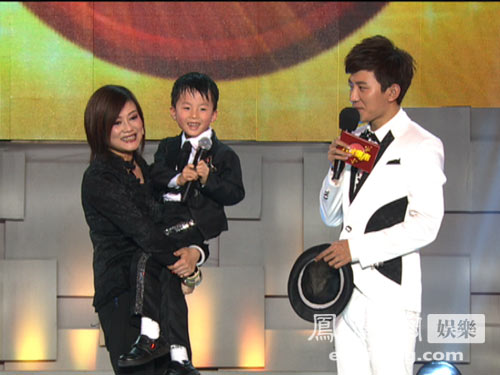 小正太<em>李泽维</em>唱《听海》如天籁 何静上演抢孩