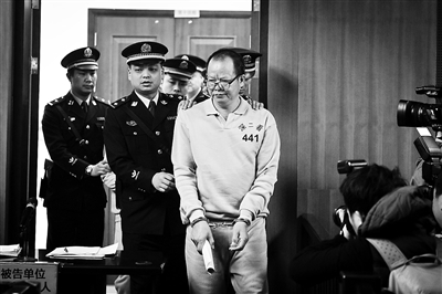 深圳20亿身价村官过堂受审 曾拥有房产80栋 -