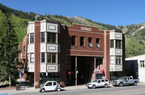 美国科罗拉多州特柳赖德(Telluride)的这幢建筑曾是慈善互助会中心(Elks 