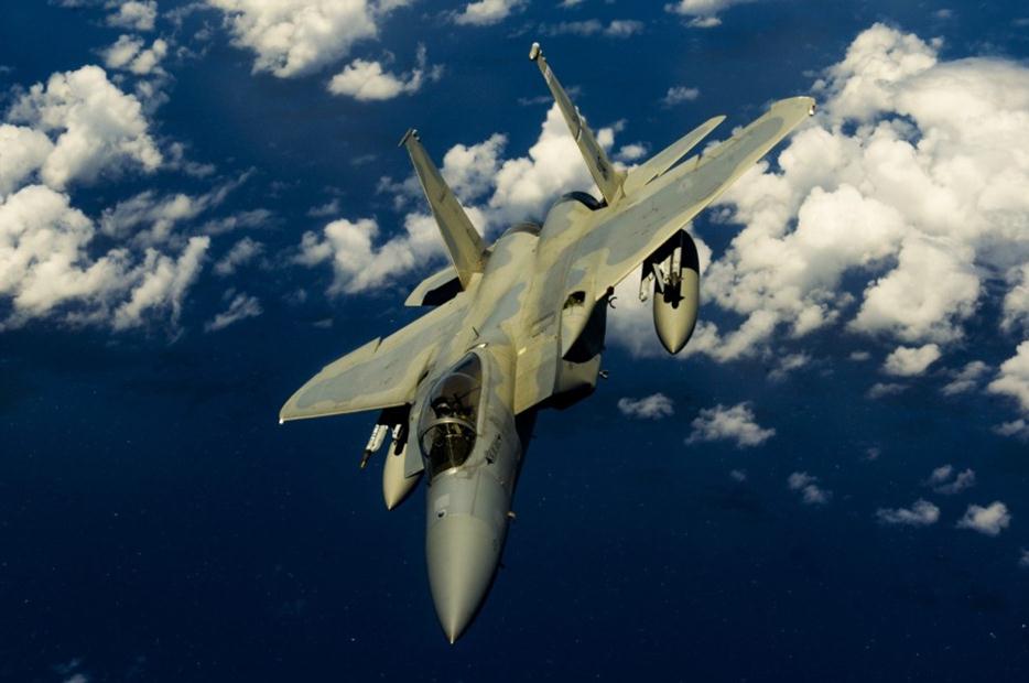 美空军F 15F 16战机群飞赴夏威夷参加环太军演 