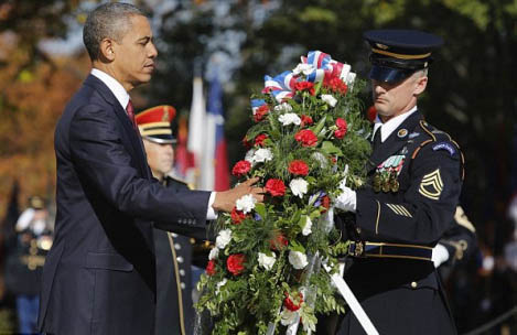 奥巴马向无名烈士墓献花 承诺改善退伍军人福利