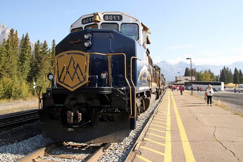 在加拿大乘坐豪华列车穿过落基山山脉