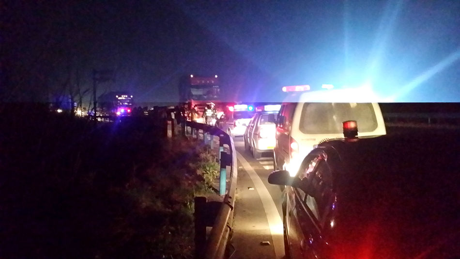 报警“涉枪”，大批警力赶往高速公路拦截嫌疑车