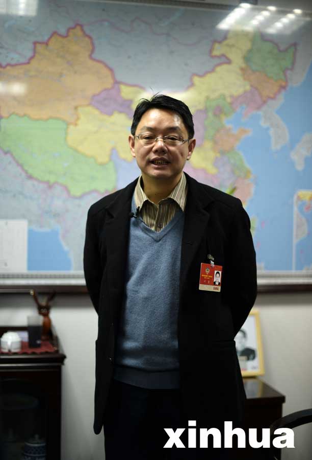 湖北省政协委员、公车改革倡导者叶青骑自行车