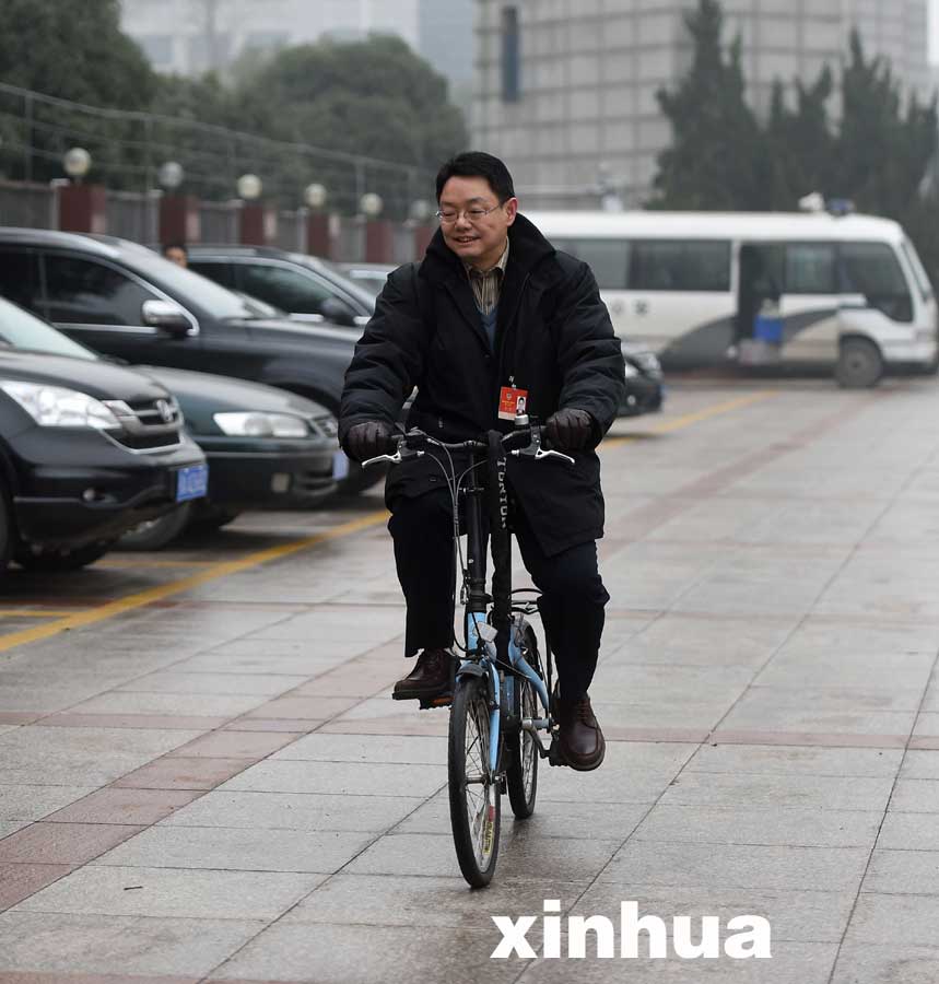 湖北省政协委员、公车改革倡导者叶青骑自行车