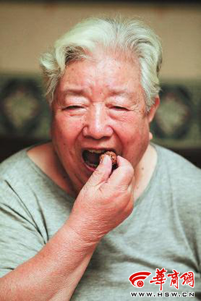 西安一86岁老太牙齿健康坚硬 一口咬开核桃不
