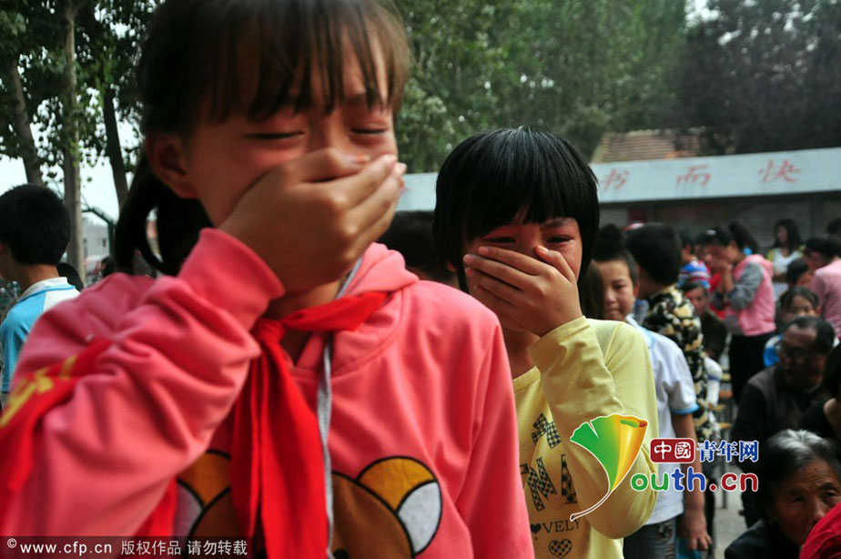 山东一小学感恩演讲会现场千名师生家长抱头痛哭