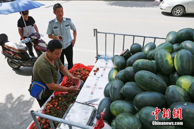 冯提莫收入多少_水果小贩月收入多少
