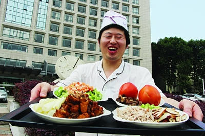 美女学姐弱爆 南京一高校食堂大妈代言招生(图)
