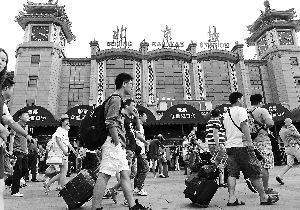 政协委员三问探亲假 外企民企怎么休?