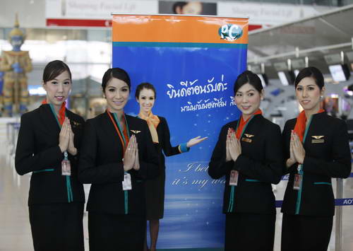 泰国曼谷，PC Air航空公司新航线开通仪式上，“人妖”空姐正式亮相。