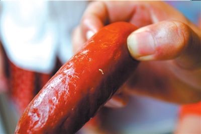 　　烤肠上的蛆虫清晰可见