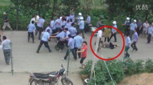 　　一名妇女在追赶中摔倒