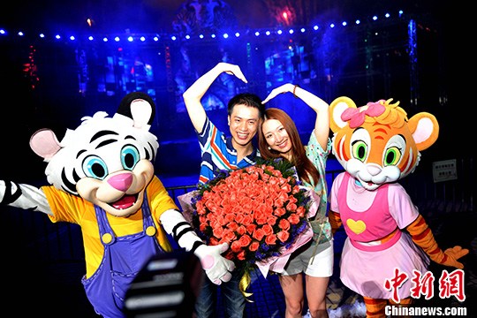 广州长隆欢乐世界上演璀璨烟花求婚夜