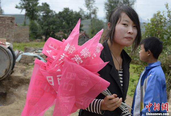 甘肃定西地震:年轻女孩参与灾后救援