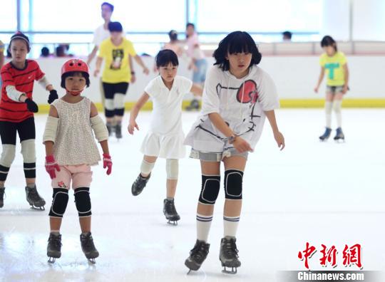南京持续高烧 少年儿童滑冰场里觅清凉