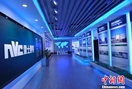 图为雷士照明重庆光环境体验馆内照明产品展示长廊 雷士照明 供图 摄