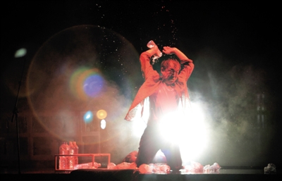  话剧 《 活着 》忠于原著  黄渤 、袁泉表演获赞_财